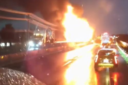 Video: Incendio de tráiler de Coppel colapsa el Circuito Exterior Mexiquense en Teoloyucan